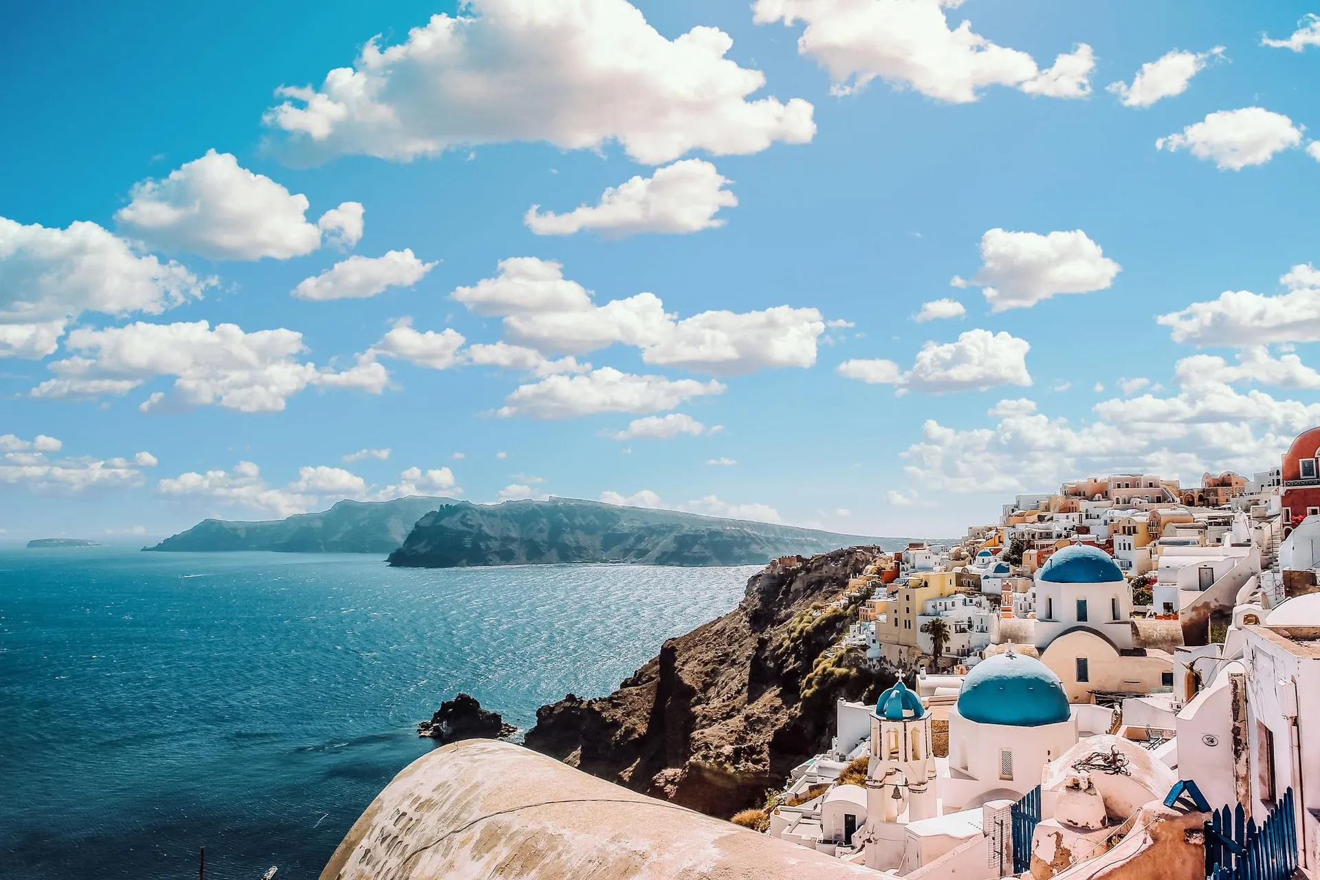 Le case bianche e le cupole azzurre di Oia, a Santorini, affacciate sul mare della caldera