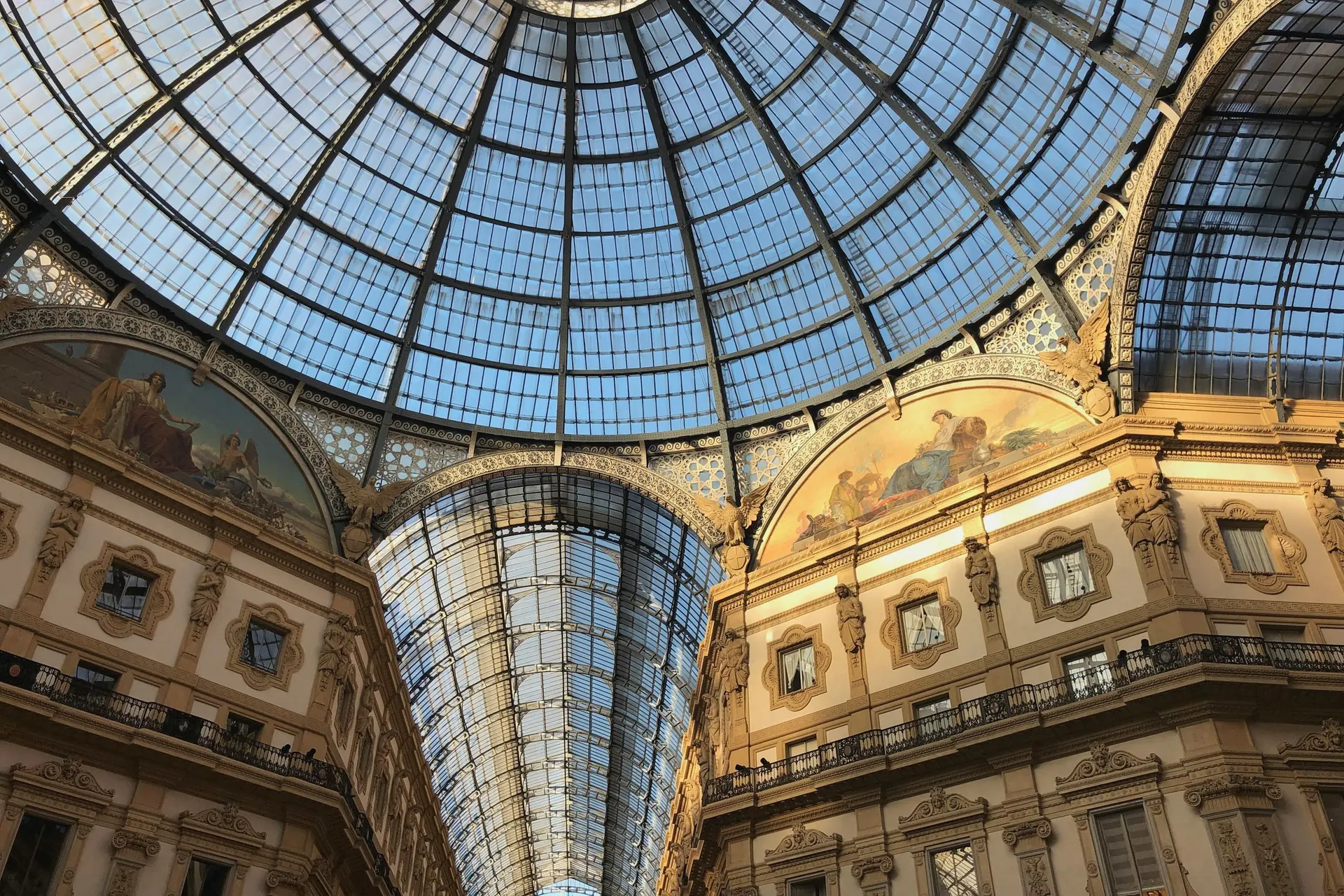 La cupola di vetro della Galleria Vittorio Emanuele II a Milano, vista dal basso fra gli affreschi