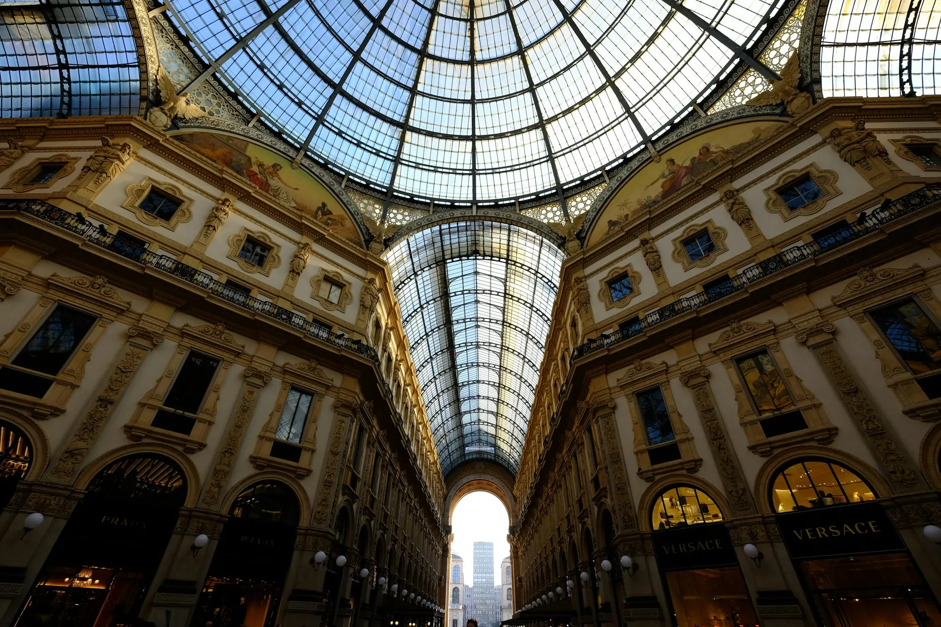 L'interno della Galleria Vittorio Emanuele II a Milano, visto dal basso verso la cupola di vetro